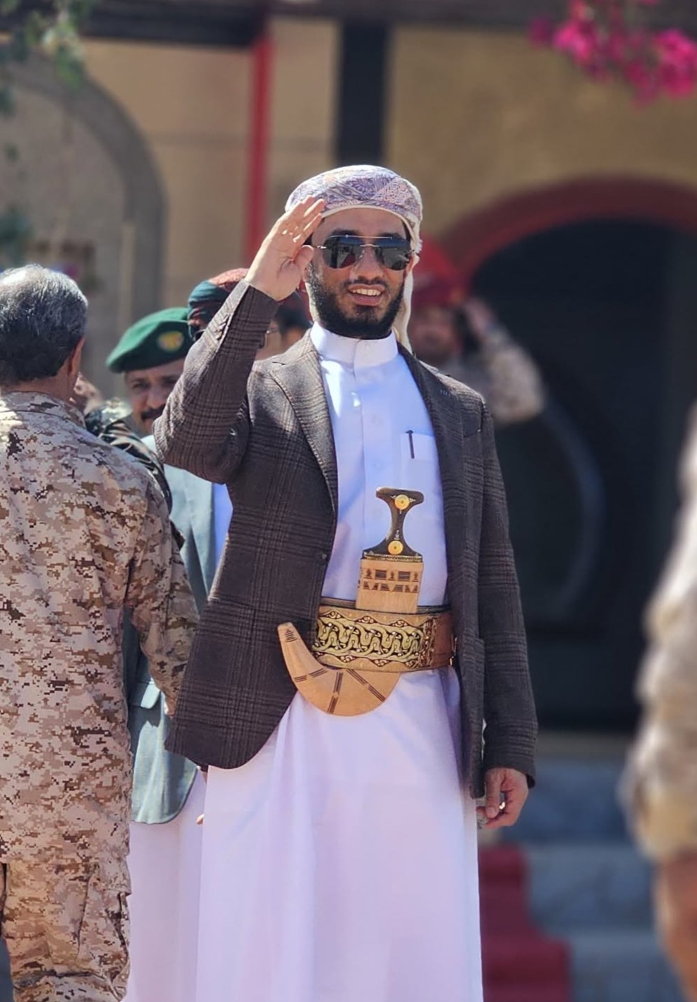 قيادة الفرقة الرابعة أثناء أداء التحية الرسمية